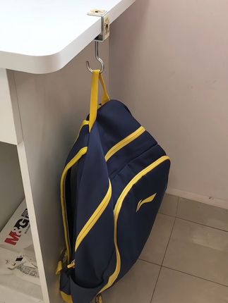 免打孔安装,稳固承托书包、钥匙等小物件,告别桌面杂乱,让书桌更显清爽利落,学习办公少些牵绊,随手一挂即享整洁空间~#挂钩 #桌面挂钩