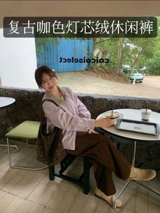 姐妹们,这条灯芯绒休闲裤真的太绝了!美拉德系复古咖色,超级显白显气质。它是专门为微胖女生设计的,是那种宽松直筒的版型,特别藏肉,不管是大腿粗还是小腿弯都能完美遮住。秋冬季穿它再合适不过了,既保暖又百搭,随便搭个外套都好看!#穿搭小心机 #通勤搭配 #韩式穿搭