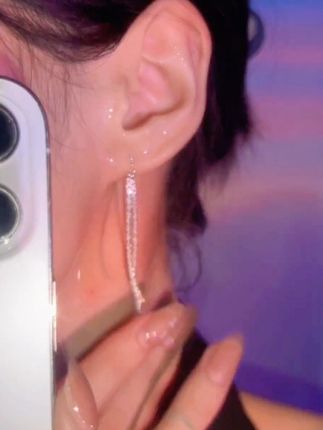 说不尽的心酸也只能当笑谈,述不尽的往事也只能随风散……#爱了爱了 #时尚饰品 #气质百搭 #精美耳饰 #美出高级感