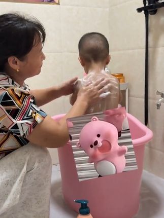 最近忙下午都是婆婆去接女儿放学,然后晚上吃完饭再给送过来洗澡那些,婆婆说儿子的沐浴露用完了我又给买了一瓶,两个小的,从小到大一直用的都是贝德美家的洗护,过几天就要做三楼罗马柱子了,婆婆说明天让我在家带一下儿子,她跟公公回乡下去给我担沙子,有一个好公婆就是幸福#好物推荐🔥
