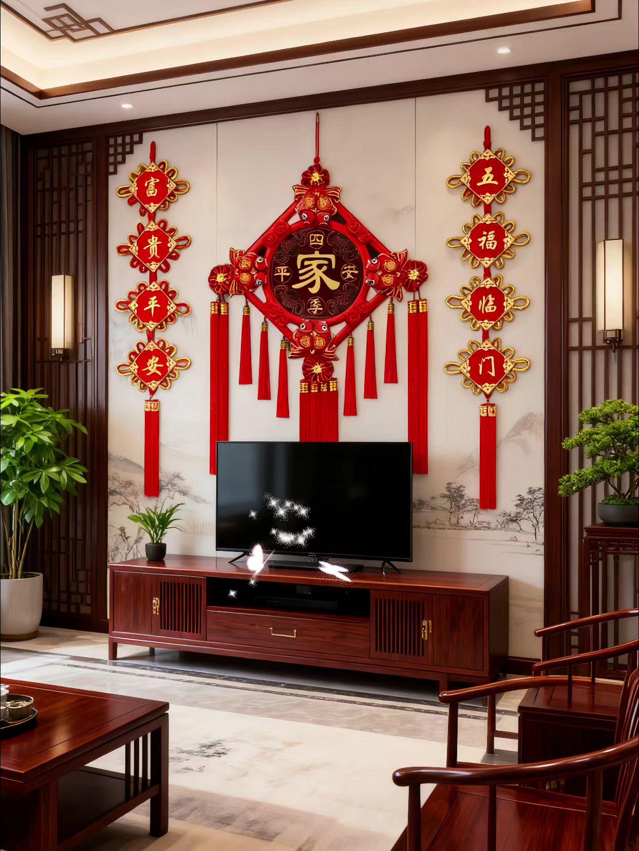 图中展示的是【觅缘坊】三件套中国结大号吉祥挂件。中间主体中国结呈菱形,以红色为主色调,中间有“家”字,周围环绕“四季平安”字样,还装饰有金鱼等元素,寓意富足、吉祥。两侧分别是“富贵平安”“五福临门”的挂件,同样为红色,搭配金色文字,整体造型喜庆,充满节日氛围,适合在春节等新年节日时,用于客厅等场所的装饰,传递出对家庭幸福、平安富贵的美好期许。#挂饰挂件 #吉祥挂件#中国结挂件 #寓意美好 #喜庆用品