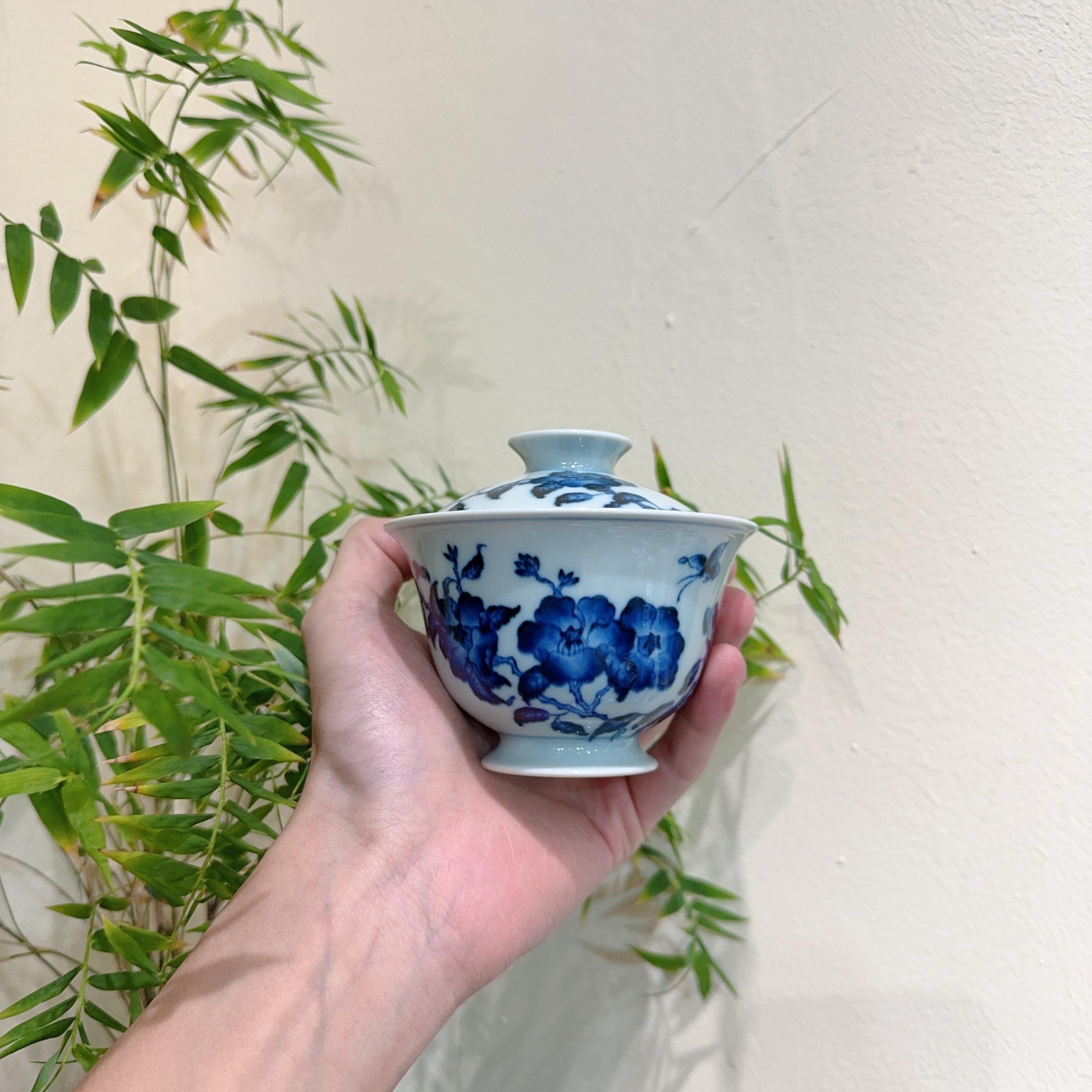 🔥【景德镇明逸堂·山茶花青花盖碗】纯手工绘制的山茶花,青花晕染如墨色生香,每一笔都是匠人匠心✨ 胎质细腻温润,泡出的茶汤都带着景德镇的瓷韵~  在茶香里赏青花,在青花里品岁月,这样的盖碗,才配得上你杯中的好茶!  把这抹青花雅致带回家,喝茶的仪式感,就该如此讲究!  #景德镇陶瓷 #手绘盖碗 #山茶花青花  #喝茶仪式感 #一个人喝茶也要有仪式感