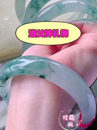 收藏毕业款,一款高冰飘花手镯,精致浪漫又走心礼物就是它!手镯种老冰透#手镯直播间#高冰种#玉石魅力#冰透花玉手镯@DOU+上热门