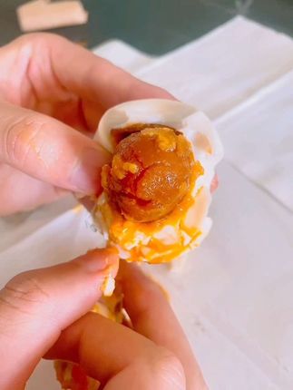 这咸鸭蛋也太好吃了吧,配个米饭真是绝绝子。#美食 #快来一起尝个鲜 #咸鸭蛋 #特产美食 #咸鸭蛋