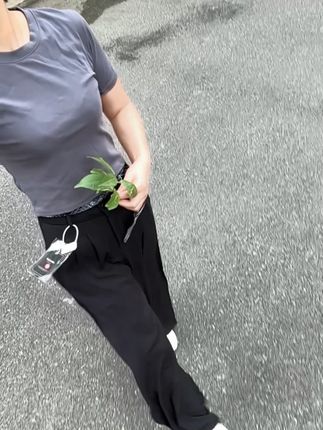 岁月静好……都是昙花一现,一地鸡毛才是家常便饭 即便世界荒芜薄凉,内心也要繁花似锦#ootd穿搭 #穿搭 #现场实拍#秋季穿搭 #显瘦穿搭@DOU+上热门