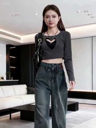 姐妹们快看,这条裤子真的太好看了吧!它是那种很特别的阔腿裤样式,穿上身不仅不会显得臃肿,反而还更加的时髦了呢!而且它还是高腰的设计,可以很好的拉长身材比例,让双腿看起来更加修长笔直,真的是又美又飒的感觉啊!喜欢这种风格的女生千万不要错过了!#春秋新款 #时尚穿搭女装 #牛仔裤穿搭 #女装穿搭