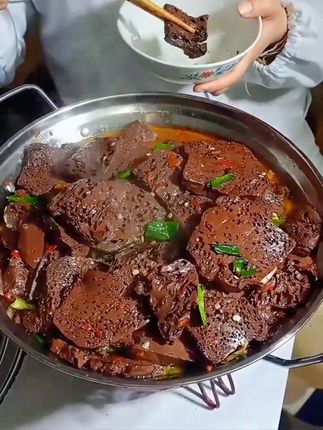 农家新鲜土猪血,炒着吃,炖着吃都好好吃,天冷了炖上一锅太安逸了,下饭很好吃!#妈呀太香了 #猪血#农村美食#猪血家常做法#美食
