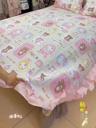 家里的床单该换了吧,这款好铺好洗好打理,好喜欢铺这款床盖,不滑床,面料也软软的#家纺床上用品 #四季床盖 #花边床盖#床盖三件套