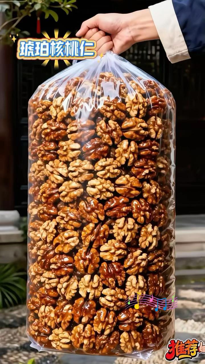 无需费劲剥壳,随时随地尽享核桃香~追剧、下午茶来上一点,给生活添份甜蜜小确幸,零食界“香饽饽”非它莫属,谁吃谁爱~#琥珀核桃仁 #免剥零食 #舌尖美味 #零食推荐#坚果零食