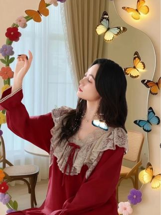 集美们,看看这套超美的睡衣吧!纯棉材质、摸起来软绵绵的,穿着很舒服,而且这套睡衣的颜值超高,采用了优雅的蕾丝设计,看起来就让人觉得很浪漫,很精致,无论是自己穿还是送朋友都很合适哦!#家居服套装 #在家也要美美哒 #宅家睡衣秀 #新款 #看过来