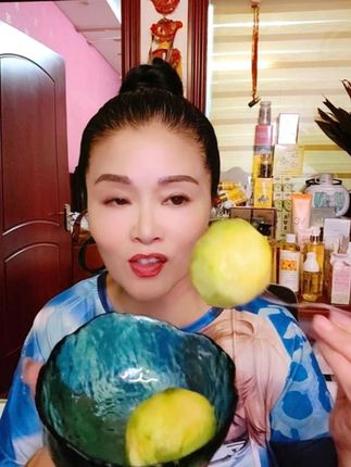 “食色性也,水果为佳。”分享今日的甜蜜时光,一口清甜,满心欢喜。🌿🍇好物分享。#我是吃货 #吃水果 #每日分享 #美食时刻