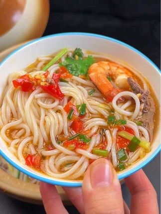 鲜虾瘦肉煮米粉,营养丰富又好吃#米线 #米粉 #早餐吃什么