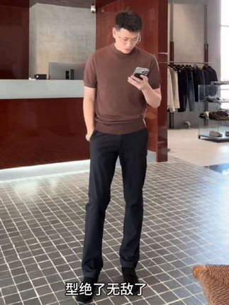 这款男装英伦风小西装裤穿上身真的巨显瘦又显高还显腿长,很爷们很帅气!面料是羊毛混纺,柔软舒适,,非常百搭,一年四季都可以穿,价格还便宜,性价比极高!#型男穿搭 #气场全开 #帅气十足 #气质拿捏 #品位男士