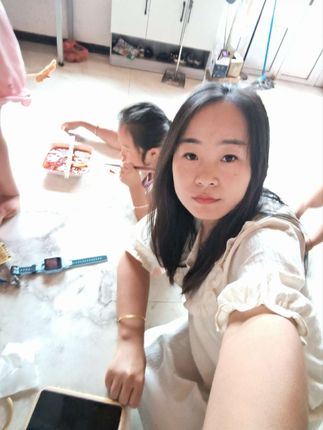 石榴把老贾馋哭了,沉浸式吃鸡爪,真的很美味哦,让你馋