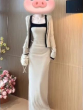 长裙套装 姐妹们,这套复古纯御风套装真的绝了!吊带裙自带收腰效果,超级显瘦,上身秒变小蛮腰,而且弹性超大,完全不会勒肚子。长袖开衫不仅遮肉,还显得手臂特别修长,面料柔软又舒适,单穿或者搭配外套都很有范儿。喜欢这种风格的姐妹一定要试试看,简直美翻了!#长裙套装 #早秋套装裙 #长袖开衫连衣裙 #连衣裙套装 #套装裙