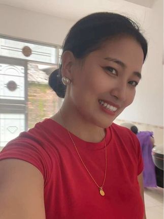 唱出了所有天下的打工者的心声,为了生活,他们无奈的远离家乡和挚爱的亲人,默默的承受着工作压力,还要无时无刻的思念家乡的亲人,但是为了生活,他们也只有自己偷偷躲在被窝里流着泪。好好珍惜生活,人的一生很短暂, 下午好啊,广西婆