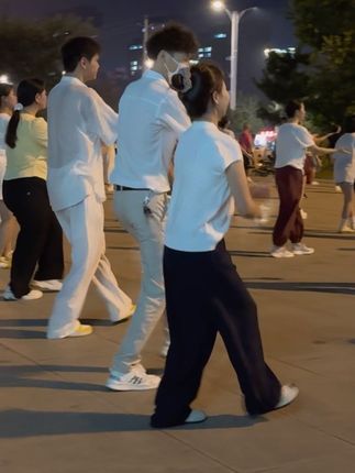 发个库存吧(因下雨休息两天)#广场舞 #路人视角 #广场舞裴裴#西楼儿女