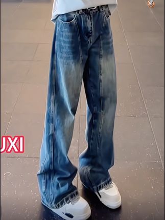 我宣布这条裤子是我衣柜的一员了!水洗牛仔面料加上弯刀阔腿的版型,上身遮肉显瘦,简直不要太好了!颜色很好看,随便搭个上衣都嘎嘎出片,喜欢的赶紧冲,别犹豫了。#牛仔裤 #阔腿牛仔裤 #宽松版型 #男生穿搭 #强烈推荐