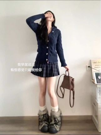 藏青收腰针织外套!搭配同色系格纹百褶裙!上身妥妥古早韩漫女即视感!#韩系穿搭 #百褶裙少女 #初恋裙 #温柔穿搭 #短裙搭配