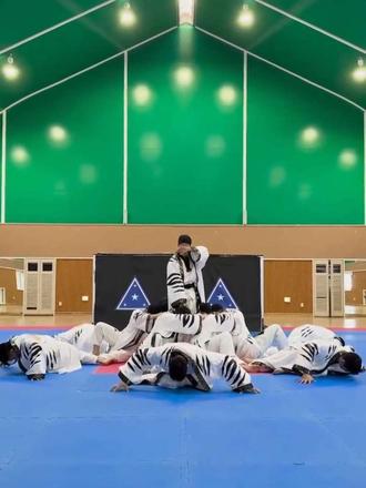 🐯:大家好 我是一等兵权顺荣 今年陆军跆拳道示范队成立了 应该能为大家展现多样的舞台 也请多多期待镇海军港节哦
#HOSHI #权顺荣