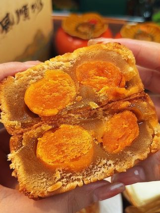 双黄莲蓉月饼界的天花板!谁吃谁上头!#月饼 #双黄莲蓉月饼 #儿时记忆 #童年味道