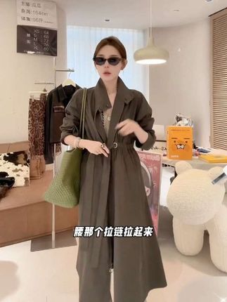 谁穿谁好看系列!这款长款风衣,质感高级,随性一穿,都市氛围感狠狠拿捏#百大红人流光游牧风穿搭挑战 #早秋少年感穿搭 #跟电子闺蜜晒红人秋日穿搭 #风衣 #穿出自己的风格