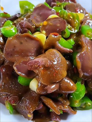这个红乳牛肝处理的很干净,做法简单,可以炒肉,炒腊肉,炒辣椒,真的太好吃了,口感脆爽滑嫩,怎么做好吃!#红乳牛肝菌 #你们吃过吗#云南特产美食#蘑菇