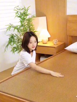 夏天铺上这种冰藤凉席真的太爽了,再也不感觉热了,可以当床垫、地垫、榻榻米垫,非常实用。#冰藤凉席 #凉席#打地铺垫 #榻榻米垫 #居家好物