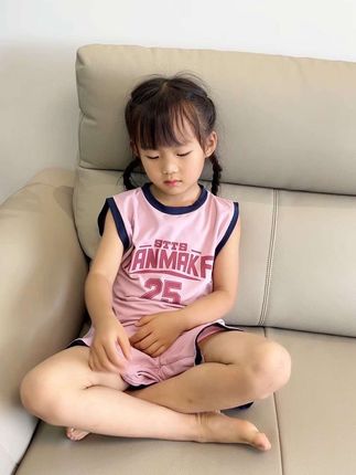 什么是爱呢?,大概是没生之前,信誓旦旦的谁爱带谁带我不管,变成后面的谁带我都不放心吧,把你干净的养在我身边,是妈妈最大的炫耀资本#女宝穿搭 #宝妈 #当妈妈后