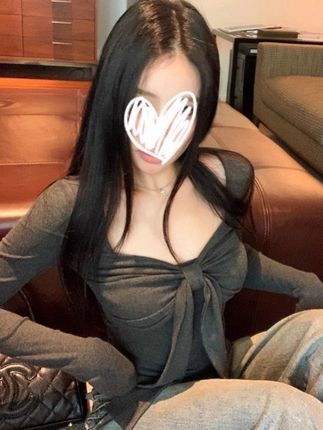 高冷辣妹深灰色系带长袖t恤女秋冬纯欲性感收腰显瘦褶皱短款上衣#辣妹穿搭 #慵懒风穿搭 #简约休闲风 #韩系穿搭 #穿搭小心机