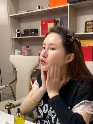 我皮肤好都是用这款精油,每天洗完脸去涂它,哪里干纹细纹,毛孔粗大,干干皱皱,起皮起皮的涂哪里#精油 #精华油