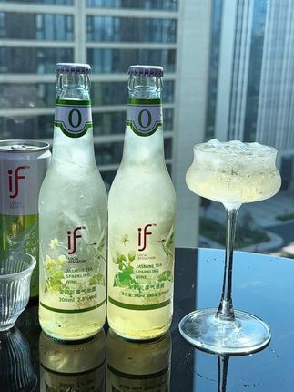if茉莉花茶气泡酒,姐妹们真的替你们试过了,真的好好喝啊!满口都是茉莉花的清香巨好喝,入口清甜爽口,聚餐火锅烧烤来上几瓶真的巨清爽解腻 姐妹们都是试试吧#好喝不贵 #茉莉花茶气泡酒 #微醺的感觉刚刚好 #仙女都在喝什么#气泡酒