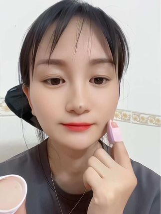 好多姐妹要的#遮瑕膏 给安排上了,我平时出门化妆都会先用遮瑕膏把豆印 黑眼圈班点遮一下,再用气垫或者粉底液好些,我用的象牙白#遮瑕膏 #化妆工具