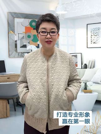 设计师款夹丝棉外套,秋冬保暖又时髦   宝子们,秋冬想穿得既保暖又有设计感?这款设计师款夹丝棉外套必须冲!夹丝棉填充锁温又轻盈,黑色百搭不挑人,细节处尽显匠心设计。不管是搭配休闲裤走随性风,还是配半裙走优雅路线,都能轻松hold住,让你在冷天也能美出圈~#大码女装#秋冬新款 #时尚洋气百搭 #日常生活中的放松 @巨量千川