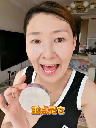只要是化妆的姐妹们谁会不爱这种像打开磨皮一样的粉饼呢?雾面哑光的妆容真的超级好看,真是黄油皮的大救星呢,现在拍还有礼物送哦,小镜子,替换装,粉扑,真的是太合适了,姐妹们赶紧去拍吧#向日花#粉饼 #黄皮肤 #好物分享