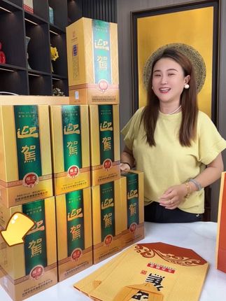 中华老字号品牌,安徽迎驾贡酒,绵柔浓香型,42度黄金度数,每一瓶500毫升接近一斤的量,今天买4瓶送4瓶,到手8瓶8斤,还赠送2个原厂礼箱和4个原厂礼袋,不管是送人送礼还是招待宴请都是不错的选择!#迎驾贡酒 #白酒 #浓香型白酒 #好酒不贵 #好酒推荐