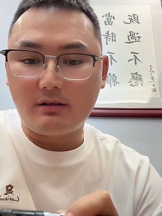 被爆出定婚了被迫出来承认21号订婚了,以前刚离婚的时候委屈巴巴不解释搞得小妹儿一直被骂,现在自己被骂了就出来说小妹儿的不是,跑男说性格不合离的婚但现在离婚半年不到就订婚你就知道性格合了?双标的男人,小妹儿还替你生了两个儿子,真替小妹儿不值