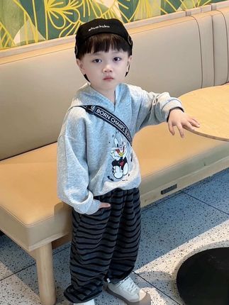 入秋真的很适合穿卫衣条纹套装~ #我的男孩 #萌娃穿搭#潮童必备#轻松解锁秋季穿搭#早秋穿搭