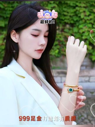 😍宝子们,快来瞧老凤祥【陈数同款】玲珑系列足金手镯表呀! 999足金打造超有质感,椭圆表壳搭配贝母雕花,浪漫又精致,表耳镶钻超闪耀✨蓝宝石玻璃镜面耐磨又通透,瑞士进口机芯走时超精准,航天级金属主轴超坚韧。还有30米防水,一镯两用超方便,戴上它通勤、约会都超吸睛,气质直接拉满💕 #老凤祥 #陈数同款 #足金手镯表 #玲珑系列