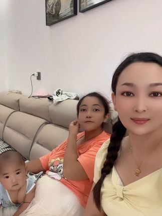 大嫂家的儿子越来越可爱了