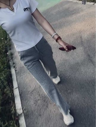 当你真正活明白时,就再也没有那种 特别想维持的关系了,也没有特别想要的东西。走近的人不抗拒,离开的人不挽留,就连吃亏都懒得计较,真正的朋友也一定会越来越少。你不需要在乎失去谁,你只需要知道剩下的还有谁。你永远要记住,把在乎留给重情的人,把善良留给感恩的人,把真心留给懂得珍惜你的人。