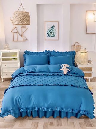 清晨被阳光吻醒时,总觉得床品是藏在生活里的温柔密语。  这套邂逅四件套像把童话搬进了卧室——磨毛面料裹住身体的瞬间,像跌进云朵里的踏实,连翻身都带着绒绒的暖意。纯色底衬上缀着韩系花边,不张扬却藏着小心思,公主风的浪漫和简约欧式的利落奇异地融合,睡前看一眼,连梦都变得柔软。  以前总觉得精致是给别人看的,后来才懂,对床品的挑剔其实是对自己的偏爱。365天里有三分之一的时间和它相拥,亲肤感成了疲惫时的治愈剂。  不用刻意搭配,铺在床上就自成风景。网红款的设计里藏着生活的小确幸,原来提升幸福感,从一套舒服的四件套开始就很简单。#家纺床上用品 #仙女床品 #床上四件套 #面料柔软舒适