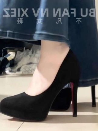 正装百搭少女绒面黑色防水台职业高跟鞋欧美性感红底浅口高跟鞋女#优雅气质 #时尚高跟鞋 #穿出大长腿 #时尚美鞋 #dou上热门 @DOU+小助手 @DOU+上热门 @巨量千川