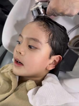 锡纸烫男孩来了,最后的效果还不错
#男童发型 #锡纸烫 #儿童烫发 #时尚界不能没有人类幼崽