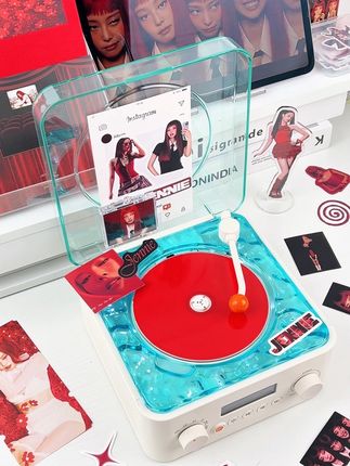 我宣布!这就是CD机届的天花板!! 外观美迷糊了可以连接蓝牙播放音乐🎶💤也可以播放CD专辑,还自带八种白噪音模式,开启氛围灯会散发出水波纹的光🌊🌈五种灯光模式随意调节波光粼粼投影在墙壁上太美啦,超适合追星女孩,搭配小卡也很配,而且外观美迷糊了,日常拍营业图也敲出片哦,音质很高 还原现场!🎶自带防尘盖不落灰~一点都不担心刮花💽身边有追星的姐妹👭赶紧给她送一个🎁 #cd机 #blackpaink #jennie #追星好物 #礼物
