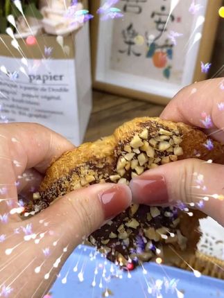 无论是早餐还是下午茶都可以吃的全麦压扁可颂,它口感酥脆,甜而不腻,大家都喜欢。量大够味,可以满足所有人的需求。泡杯咖啡或者牛奶都适合搭配全麦可颂饼干,全麦的健康,对于那些注重饮食健康的人来说,是个非常不错的选择。快来试试吧。#好物推荐🔥 #健康食品 #零食推荐