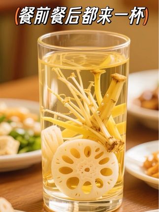 孩子常流鼻血,这个搭配要收藏好。芦根+藕节+白茅根先清水浸泡十分钟一捞出后倒入锅中加适量清水煮开,后转中小火煮15分钟,最后关火焖一会儿、不烫嘴就可以喝了一喜欢喝甜一点的可以加适量冰糖,也可以搭配鸽子、瘦肉⋯一起煲汤,口感清润回甘,淡淡藕香味一大人小孩都可以喝!#芦根藕节白茅根茶#亥子流鼻血