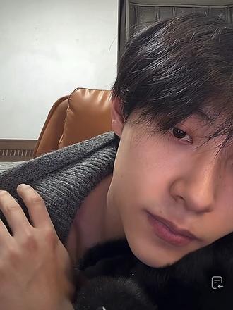 20251223(24)直播切片:关于我在12.21杀青时送了马老师@马小宇 一只“黑妮”:谢谢你能喜欢这份杀青礼物🎁!赶在了圣诞前🎄送到你手上,希望“黑妮”能以这种特别的方式继续陪在你身边,早日找到回家的路❤️#马小宇 #直播切片 #陷落京霓 #杀青大吉 #圣诞快乐