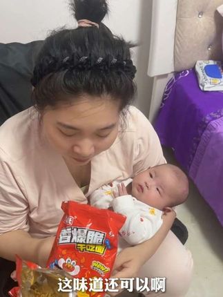 开出小惊喜的黄金且味道不错的干脆面真心可以试一试#无限回购的宝藏单品 #余校长沙嗲干脆面 #熬夜必备
