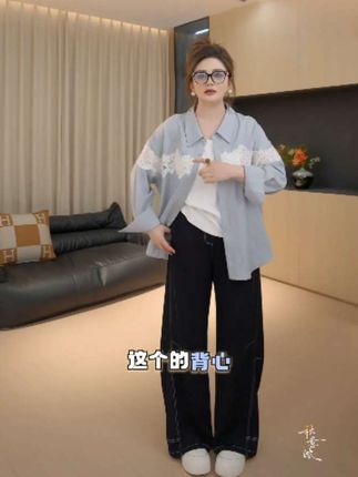 秋日的温柔,藏在这件蕾丝拼接衬衫里。浅蓝如云,轻盈飘逸,搭配白色长裤,步履间尽显优雅气质。🍂✨ #早秋穿搭三分钟出门不是梦#小个子初秋显瘦穿搭#朴灿烈是怎样穿上中式婚服的#琥珀系拉抽屉变装#谁能拒绝舒华cleanfit风
